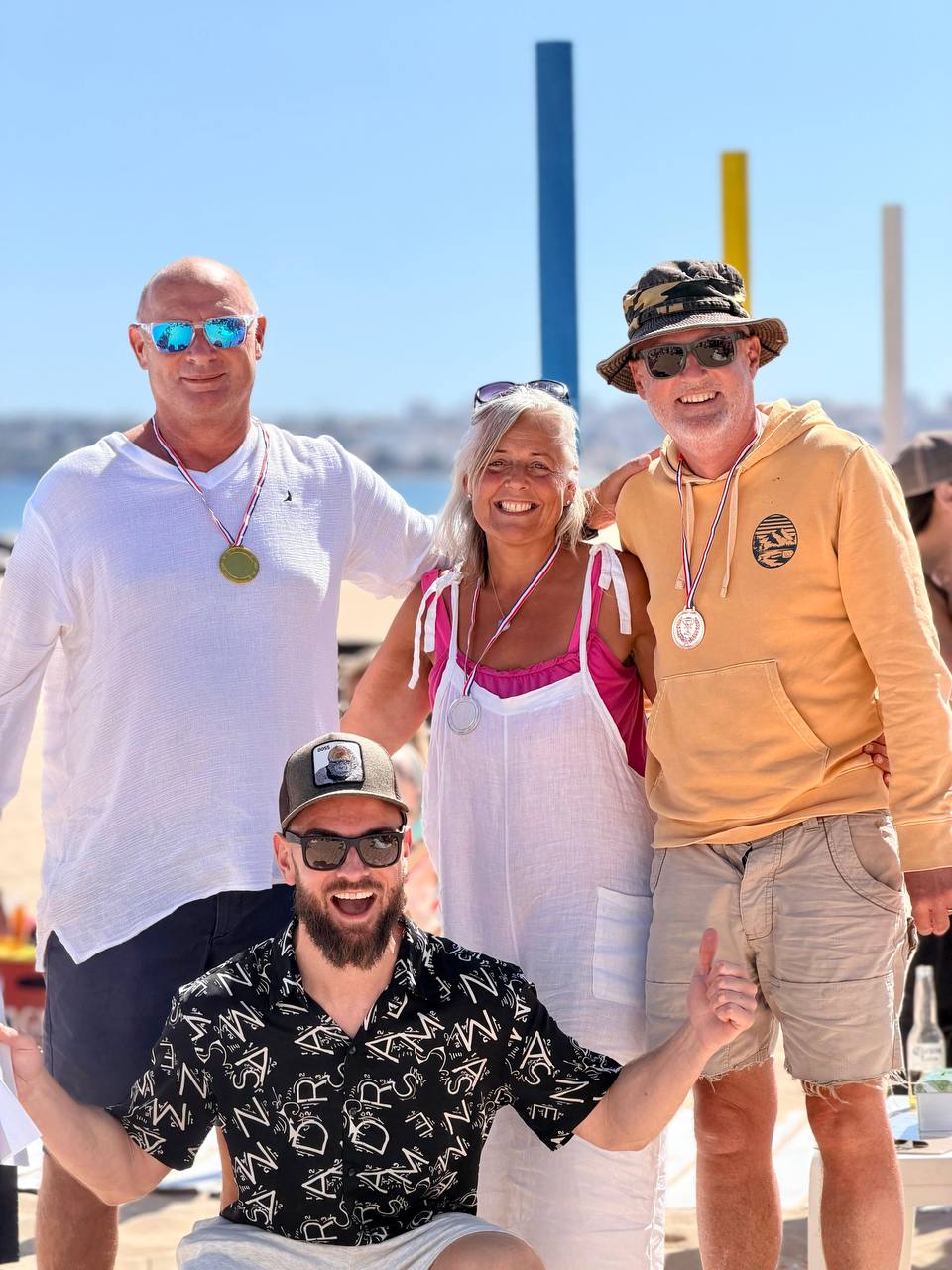 Voluntários e apoiantes do Pirata Beach Bash na praia depois da angariação