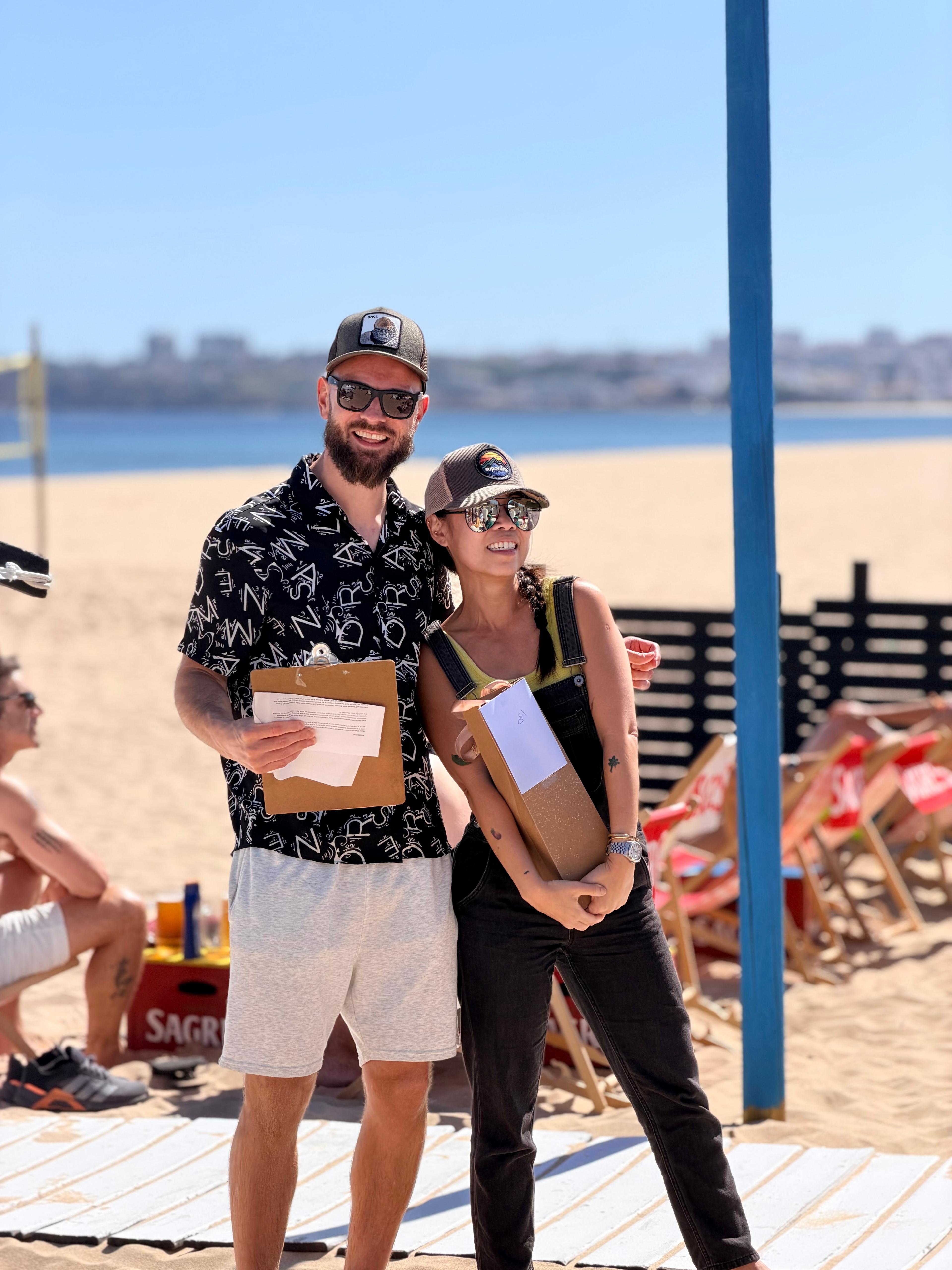 Um casal a posar com a caixa do prémio.