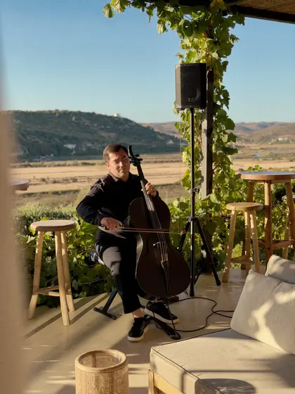 O violoncelista Júlio Luz a atuar no terraço durante o Vine and Fire.