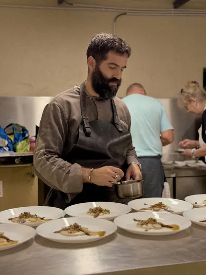 O chef João Marreiros a finalizar pratos no passe da cozinha durante o Vine and Fire.